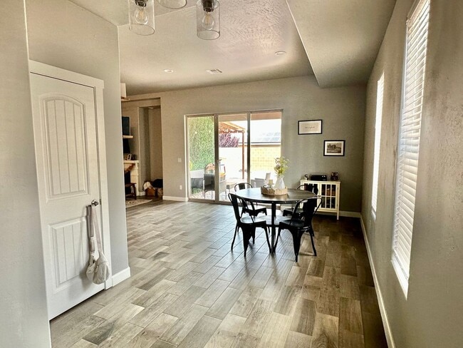 Building Photo - 1077 El Nido Dr