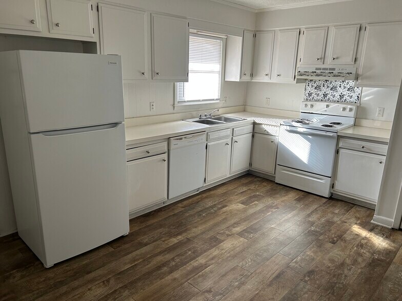 Building Photo - 418 E Bay St