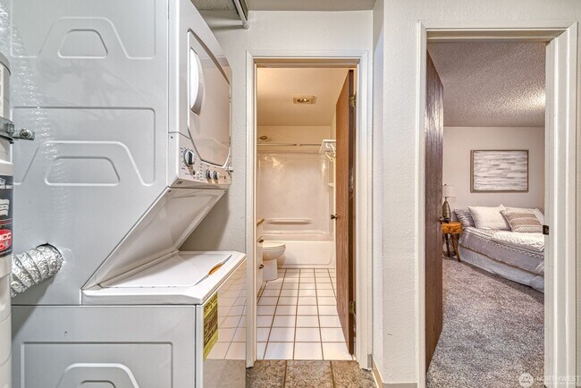 Building Photo - Union Bay Condo 2 bed/1 bath