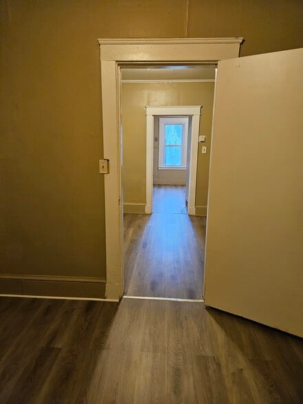 Building Photo - 3 King Ct