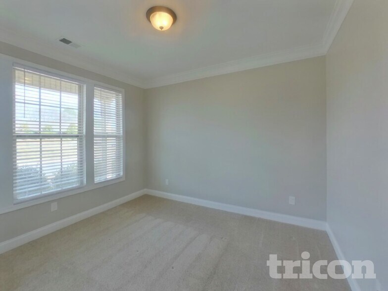 Building Photo - 910 Deepwood Ct