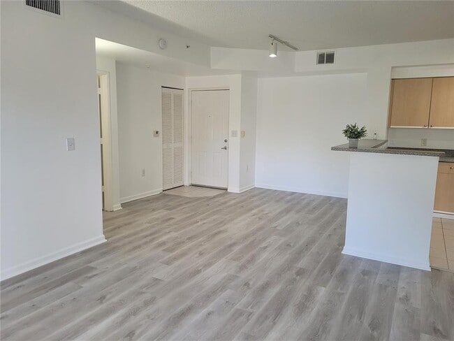 Building Photo - 7910 N Nob Hill Rd