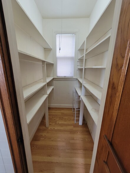 Pantry - 3046 N Haussen Ct