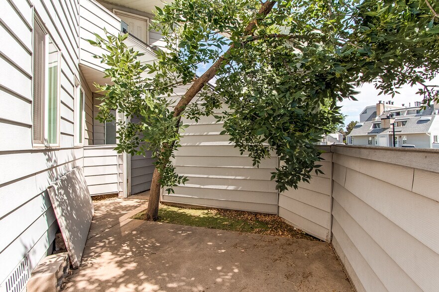 Building Photo - 17093 E Tennessee Dr