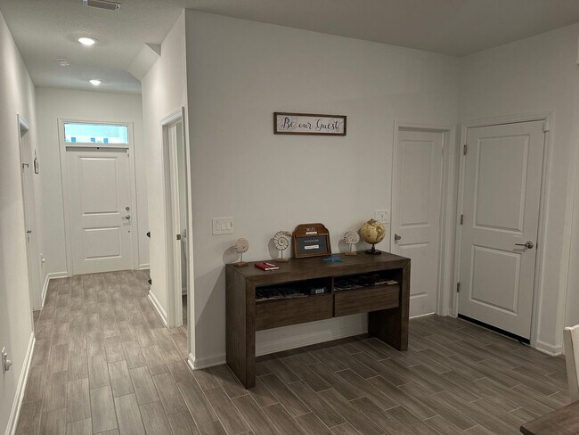 Building Photo - Spacious 4 bedroom 2.5 Bath, Fully Furnish...