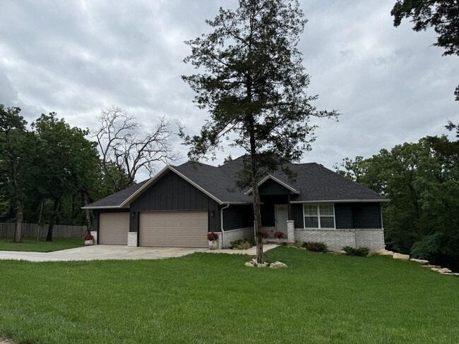 Building Photo - Gorgeous 4Bedroom House, on spacious 2 acres