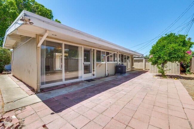 Building Photo - 3049 Harding Ave
