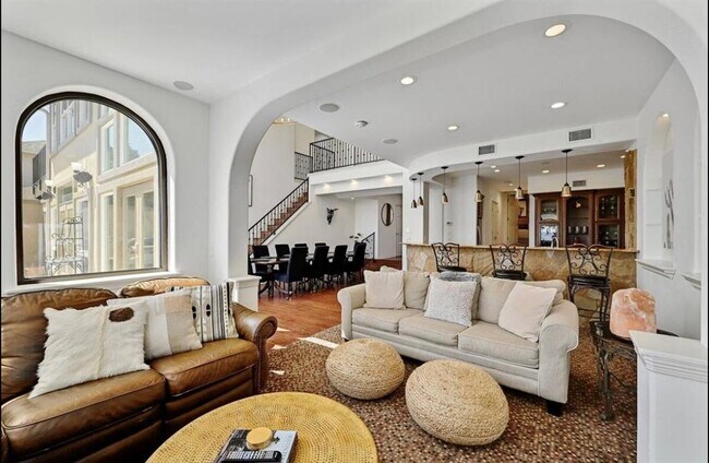 Building Photo - 3711 Highland Dr