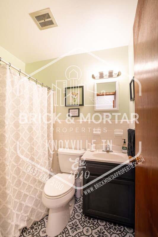 Building Photo - 2407 Holbrook Dr