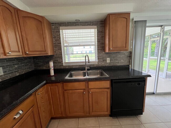 Building Photo - ** Annual ** 2 Bed / 2 Bath ** Single Fami...