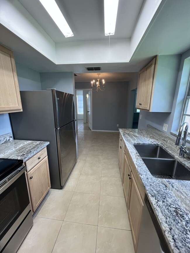 Building Photo - 7628 Rio Pinar Lakes Blvd
