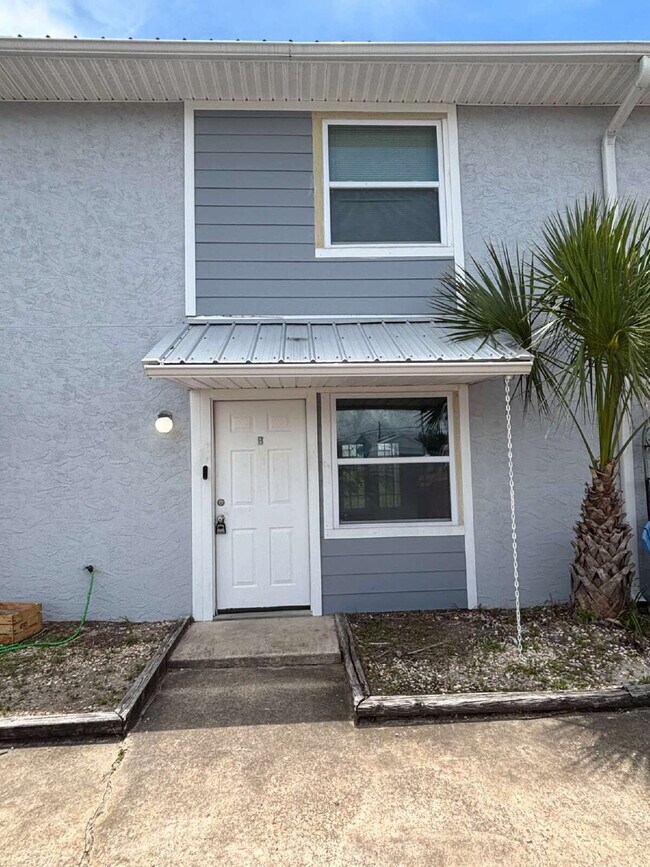 Building Photo - "Cozy Coastal Living: Charming 2-Bed Retre...