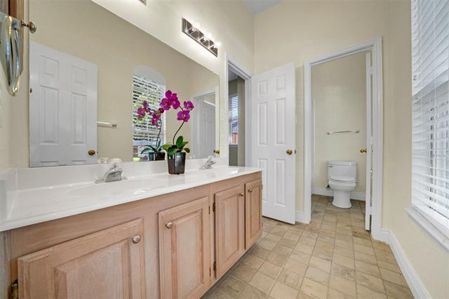 Building Photo - 2413 London Dr