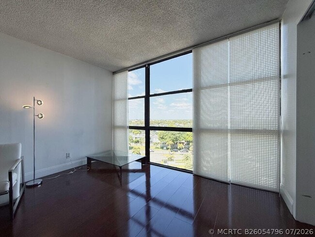 Building Photo - 800 Parkview Dr