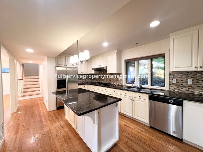 Building Photo - Beautiful Mercer Island Home with Private Hot Tub Pavillion & Spacious Floor Plan