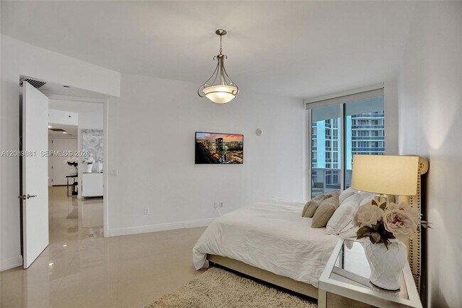 Building Photo - 15901 Collins Ave