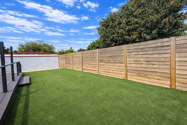 Building Photo - 6BD/3BA Close to Campus - Large Rooms! Great Yard!