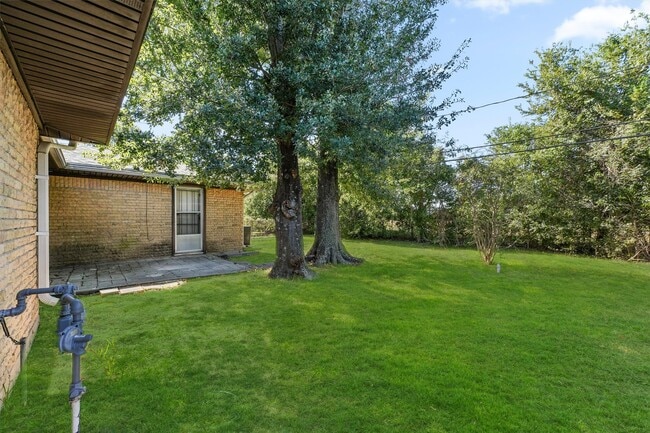 Building Photo - 9711 Bertwood St