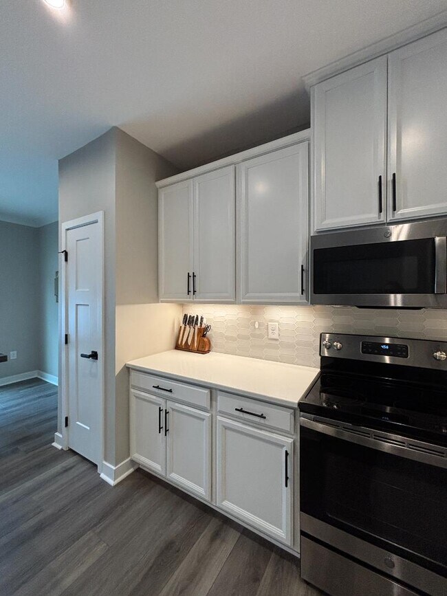 Building Photo - 300 Golan Cir