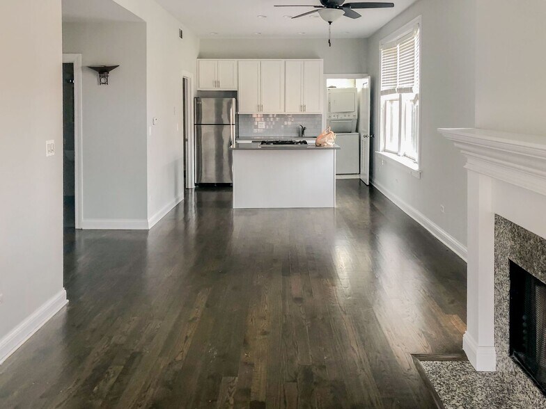 Building Photo - 3852 N Southport Ave