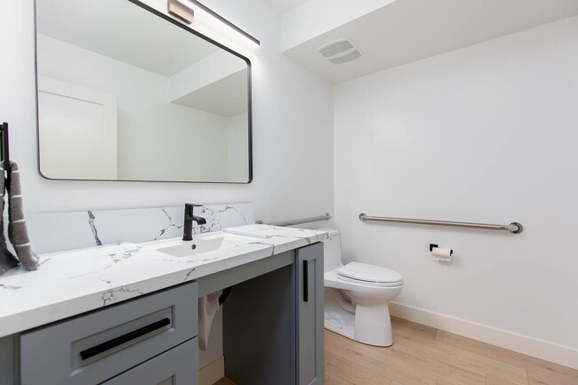 Building Photo - 825 Island Ct
