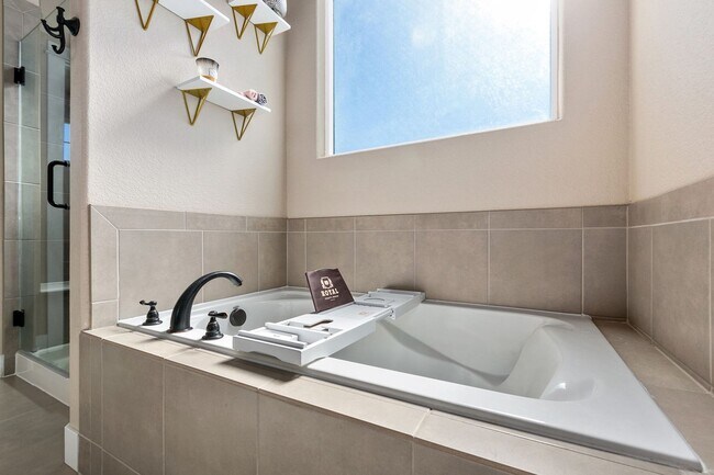 Building Photo - 4 Bedroom, 4 bathroom, Plus office and Loft!