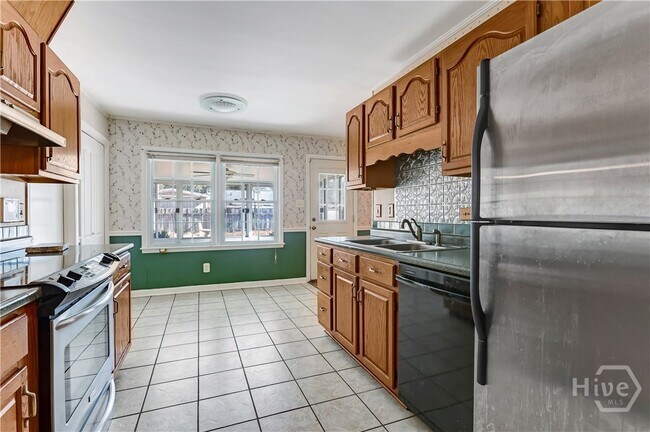 Building Photo - 4 Cottingham Dr