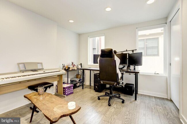 Building Photo - 430 Poplar St