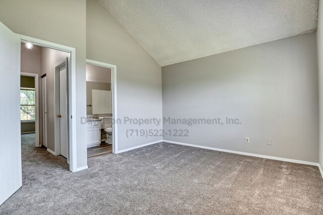 Building Photo - Charming Condo with Modern Upgrades in Roc...