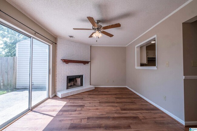 Building Photo - 1402 Applegate Dr