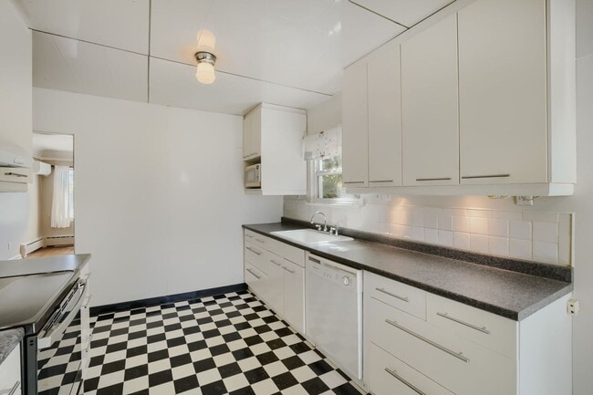 Building Photo - Charming 1bed/2bath Home with Lowel Level Bonus Room in West Seattle!