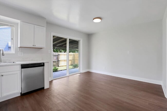 Building Photo - 3150 Vauxhall Dr