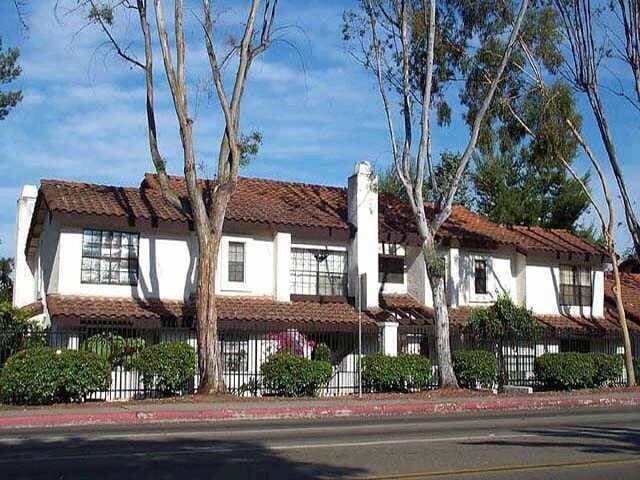 Building Photo - Escondido 3 Br Gated LOVELY Townhome 2 pat...