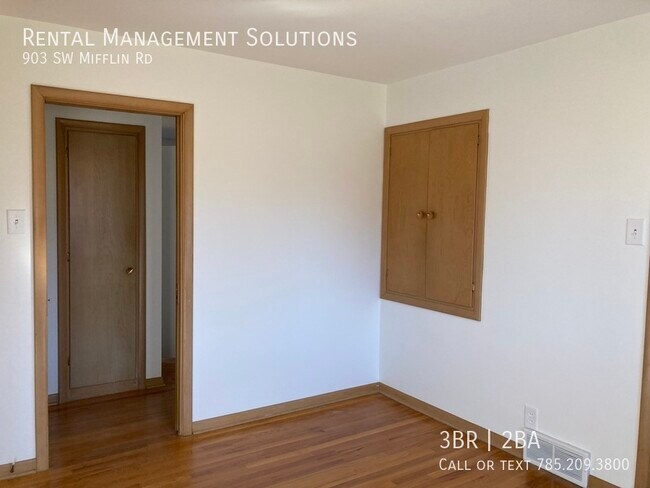Building Photo - *RETRO KITCHEN & HUGE BASEMENT* 903 SW Mif...