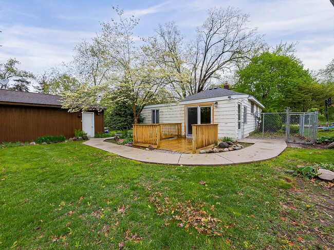 Building Photo - Welcome to this beautiful 2 bedroom, 1 bat...