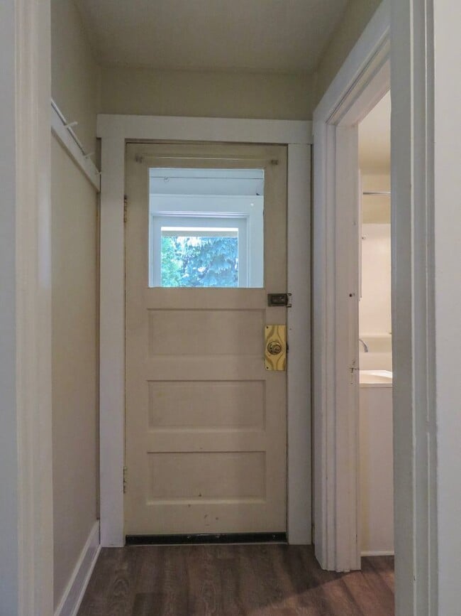 Building Photo - 2 Bedroom Cottage with in walking distance...