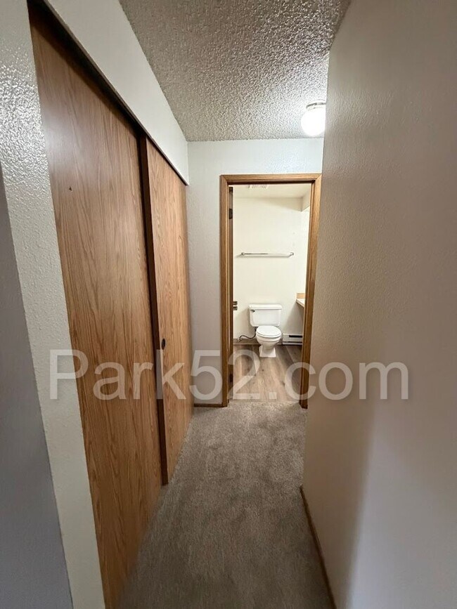 Building Photo - 5025 S Orchard #B