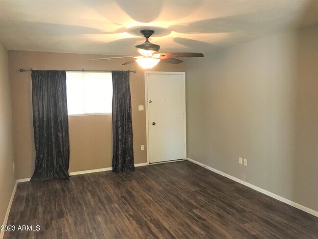 Building Photo - 2316 W Larkspur Dr