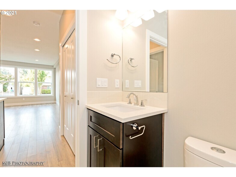 full bath - 2834 NE Killingsworth St