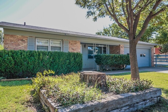 Building Photo - Pre-Leasing  - 3 bed 2 bath