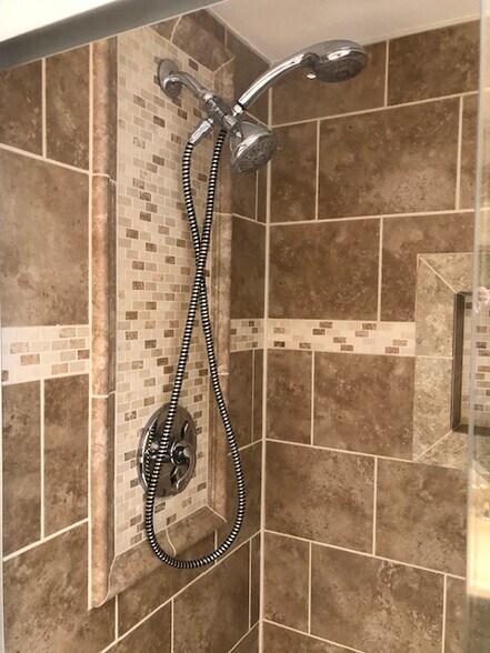 Walk -In Shower - 11345 S Roberts Rd