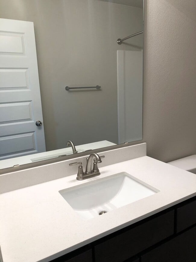 Building Photo - 3 bedroom/2.5 bathroom Townhome on Cul-de-Sac