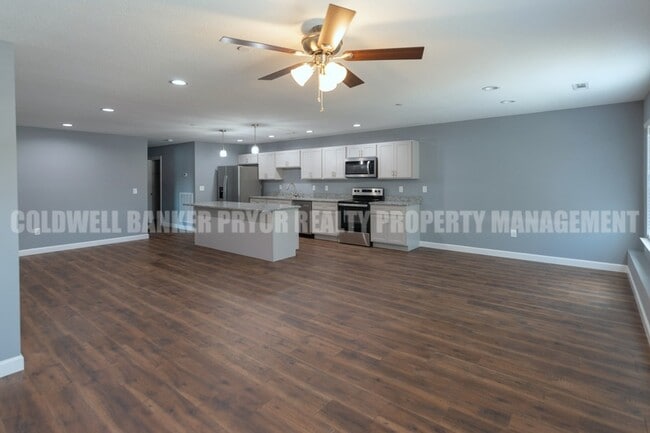 Building Photo - 360 Main St