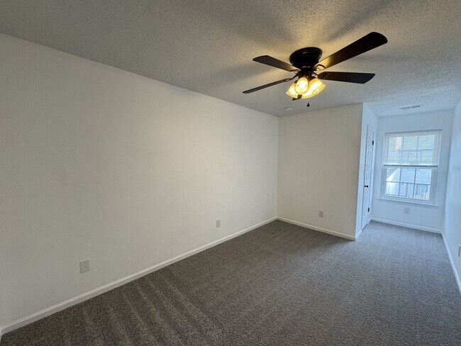 Building Photo - Cozy 3BR Townhome!