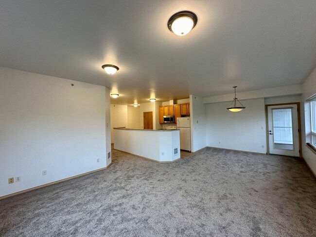 Building Photo - Spacious Condo near WCC - 500 Darby Dr. #315