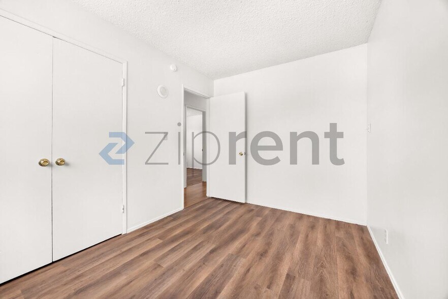 Building Photo - Unit