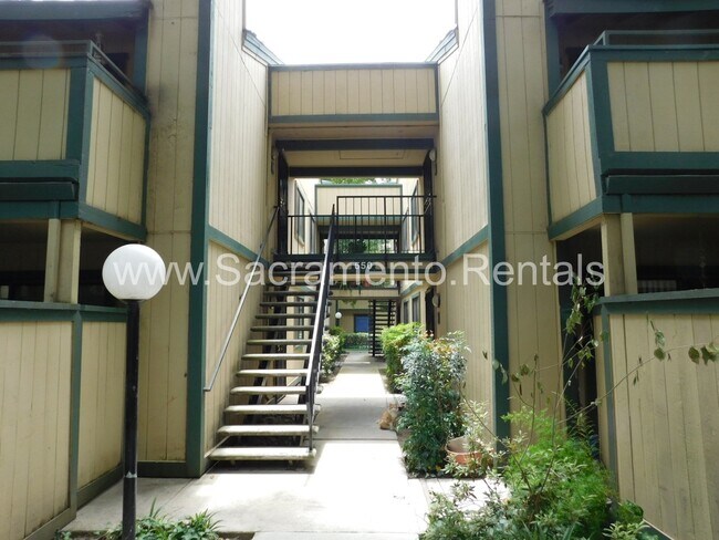 Building Photo - Wonderful 2bd/1+ba South Natomas Condo in Gated Community