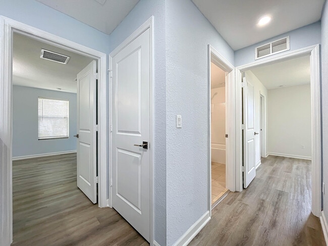 Building Photo - 4999 Haverhill Pointe Dr