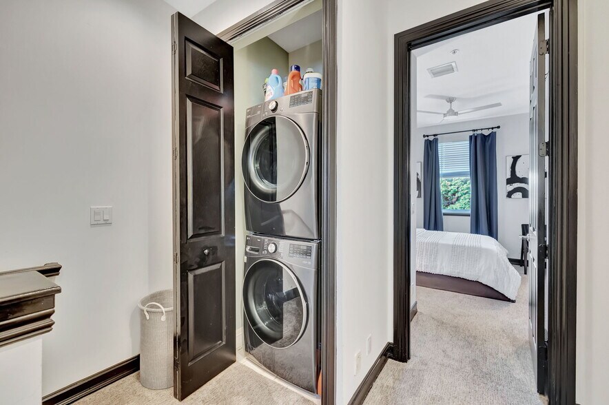 Building Photo - 2309 NE 9th Ave