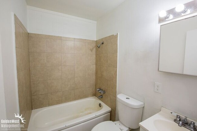 Building Photo - Comfortable 2Bdm 1Ba Unit in the Heart of ...